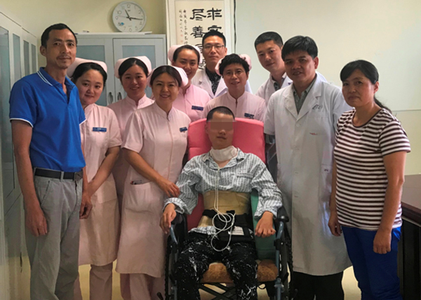 出院时与手术医师及护士合影留念.jpg 出院时与手术医师及护士合影留念.jpg